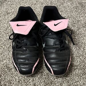 Nike Noventa Kids Black Sneakers with Pink Accents 3Y